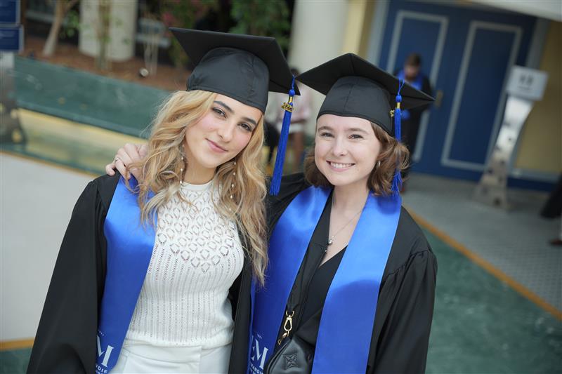 Étudiantes en remise de diplômes