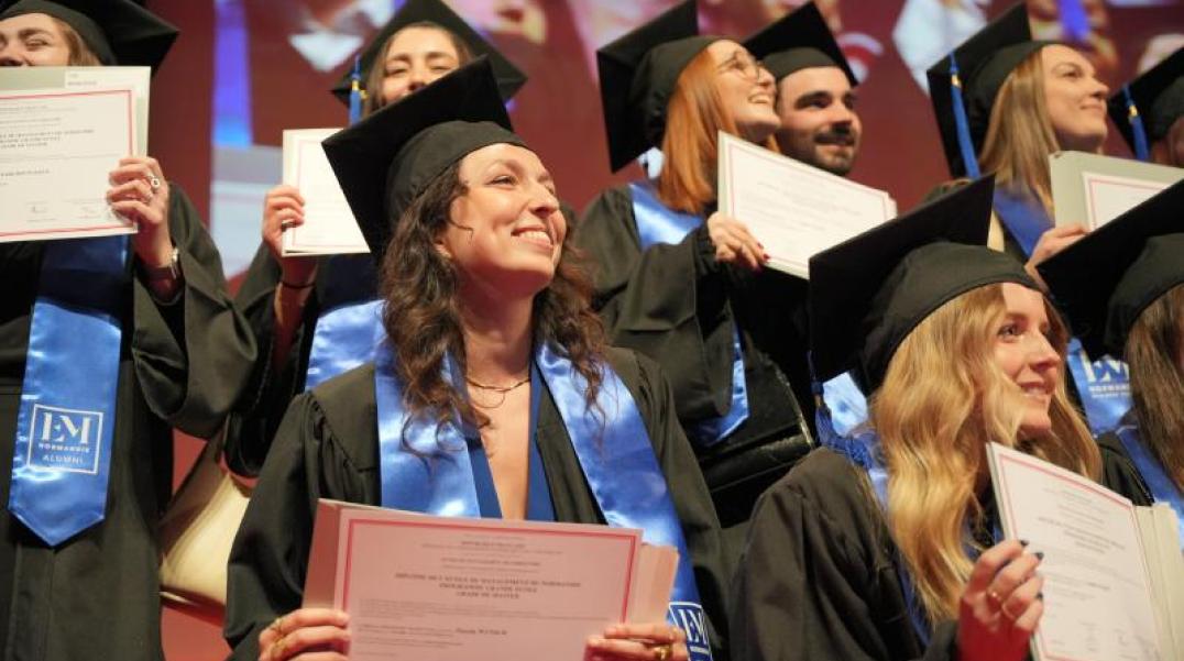 Groupe d'étudiants à la remise de diplômes Groupe d'étudiants à la remise de diplômes