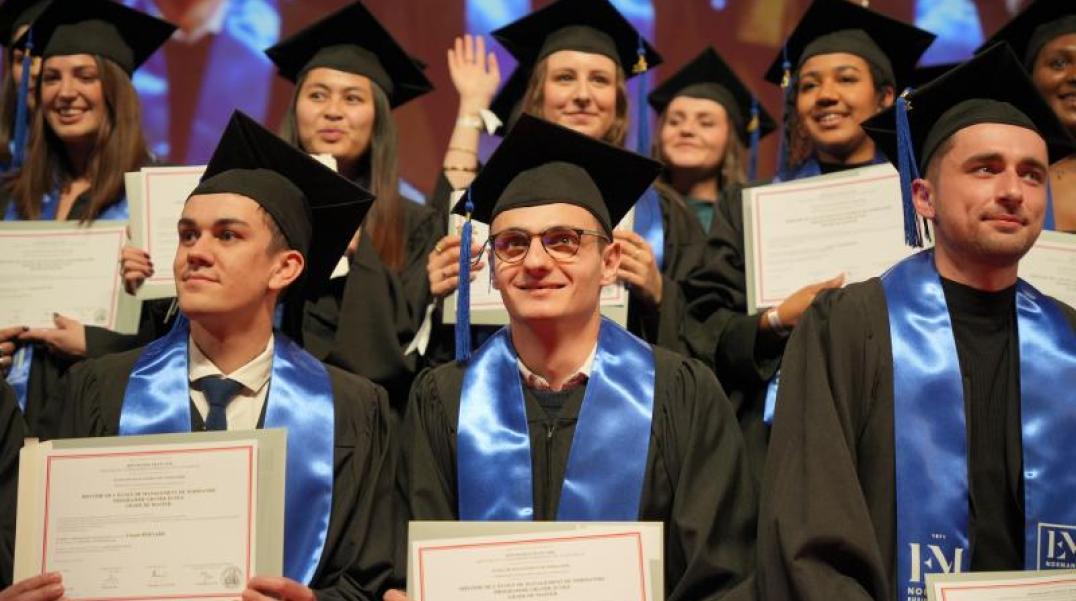 Étudiants diplômés en groupe Étudiants diplômés en groupe